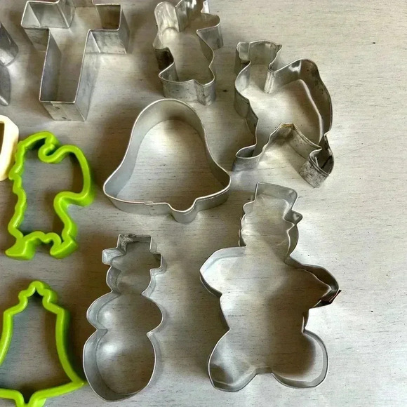 VTG Holiday Cookie Cutters 11 Metal Plastic Christmas Santa Snowman Angel - Picture 5 of 10